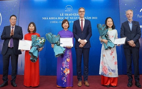 Ba nhà khoa học nữ nhận giải thưởng L’Oréal – UNESCO