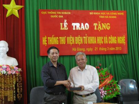 Trao tặng Thư viện điện tử KH&CN cho Sở KH&CN Hà Giang
